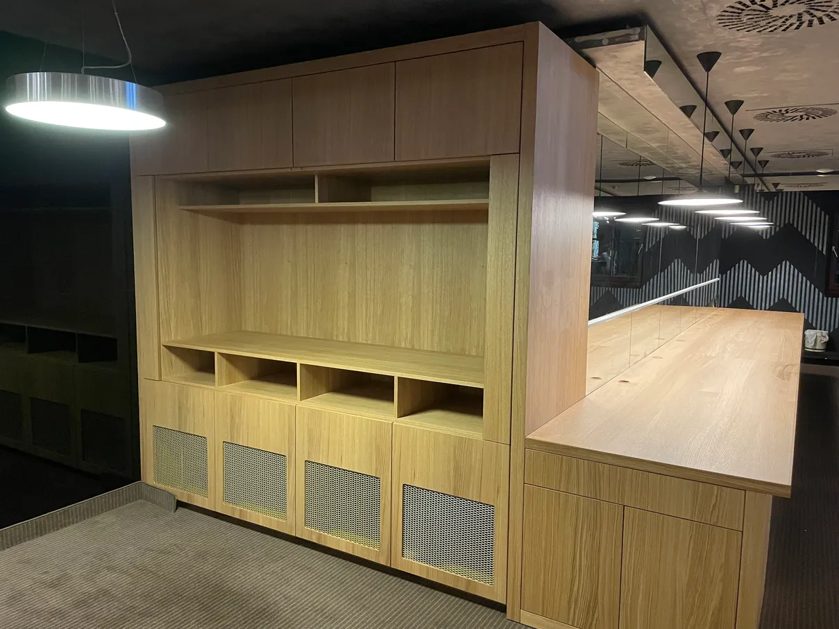 otevřená skříň s neviditelnými dveřmi