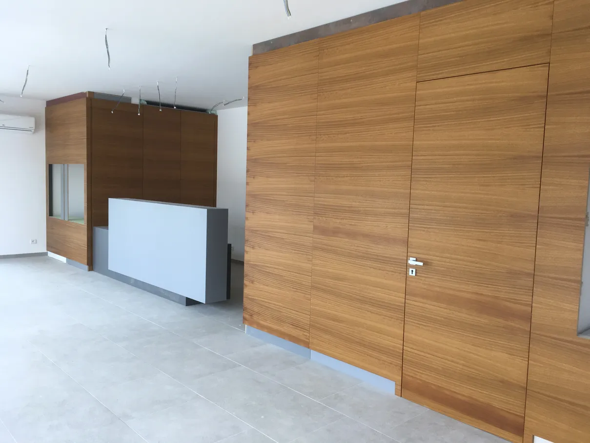 recepce s neviditelnými dveřmi